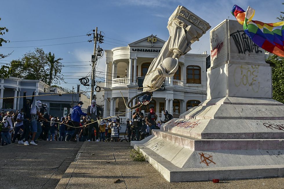 https://www.panorama.it/media-library/abbattimento-di-una-statua.jpg?id=53887413&width=980