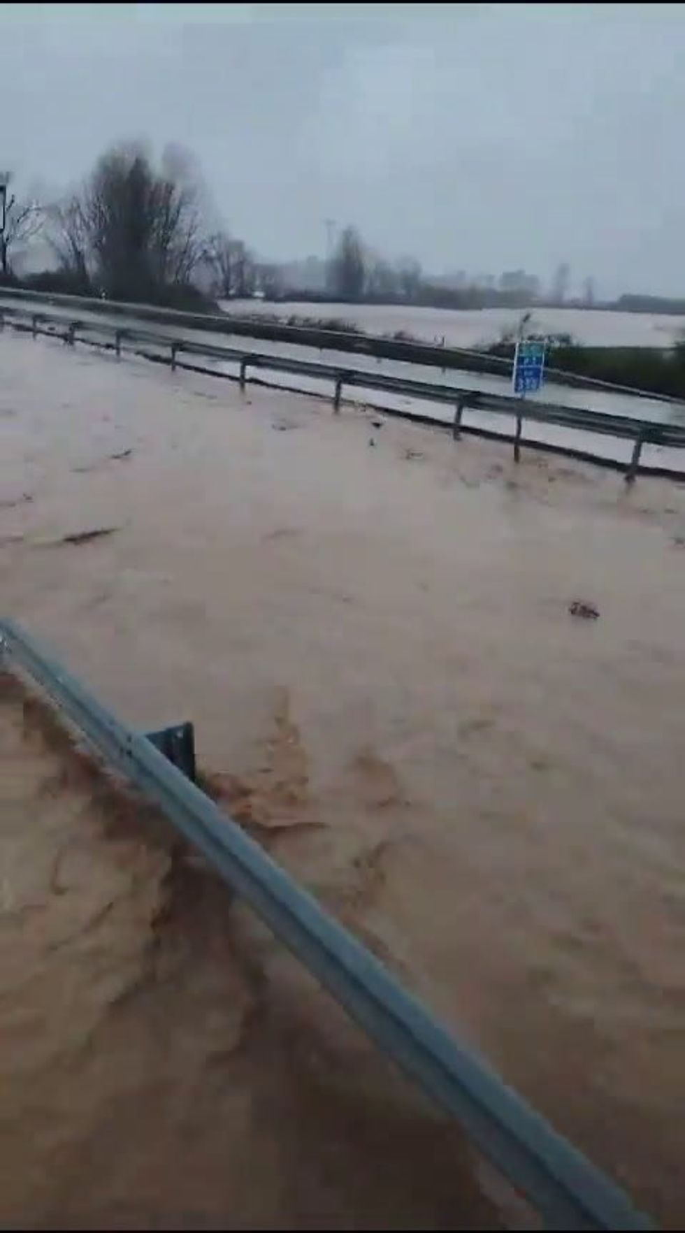 Alluvioni in Spagna; allagata l'autostrada | video