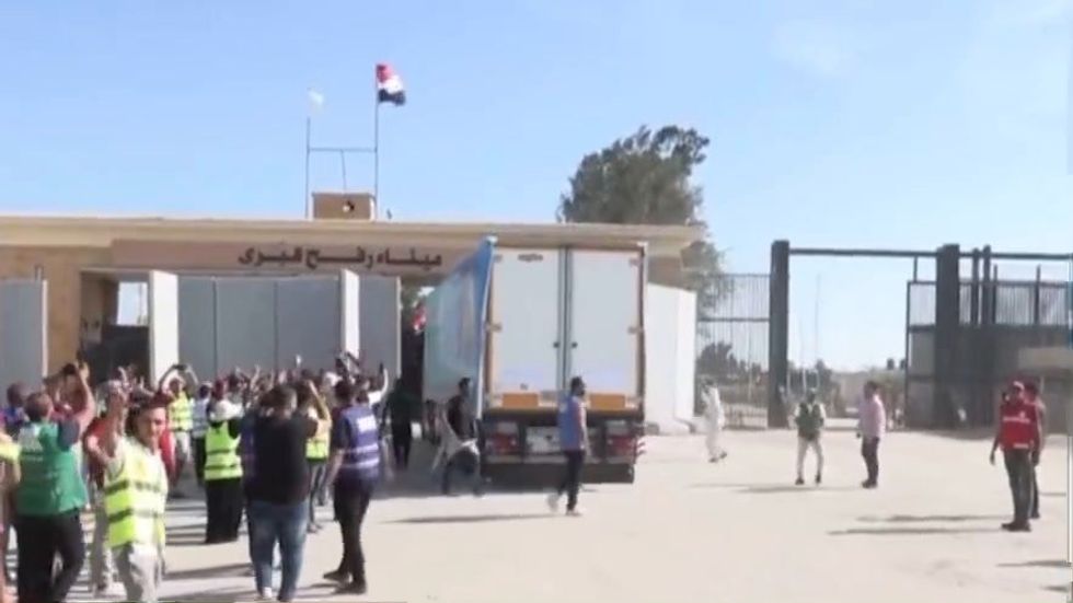 Aperto il valico di Rafah tra Egitto e striscia di Gaza | video