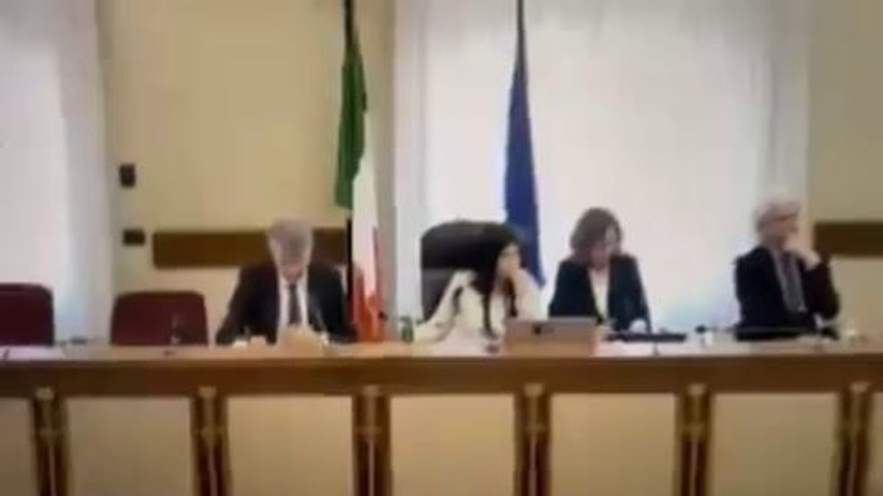 Rumori strani durante l'audizione di Cantone in commissione antimafia | video