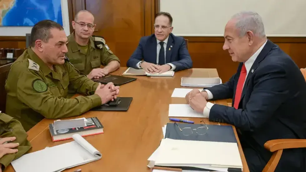 https://www.panorama.it/media-library/benjamin-netanyahu-e-il-capo-di-stato-maggiore-delle-forze-di-difesa-israeliane-idf-eyal-zamir.webp?id=56704378&width=980