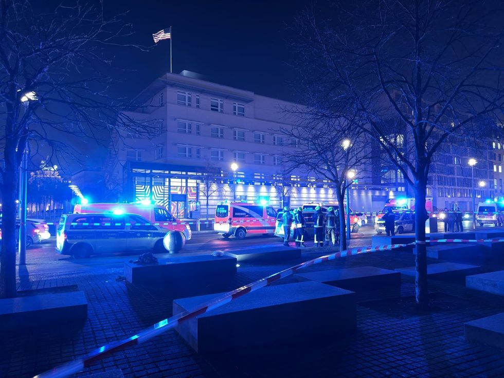 Attacco al Memoriale dell'Olocausto di Berlino: uomo gravemente ferito