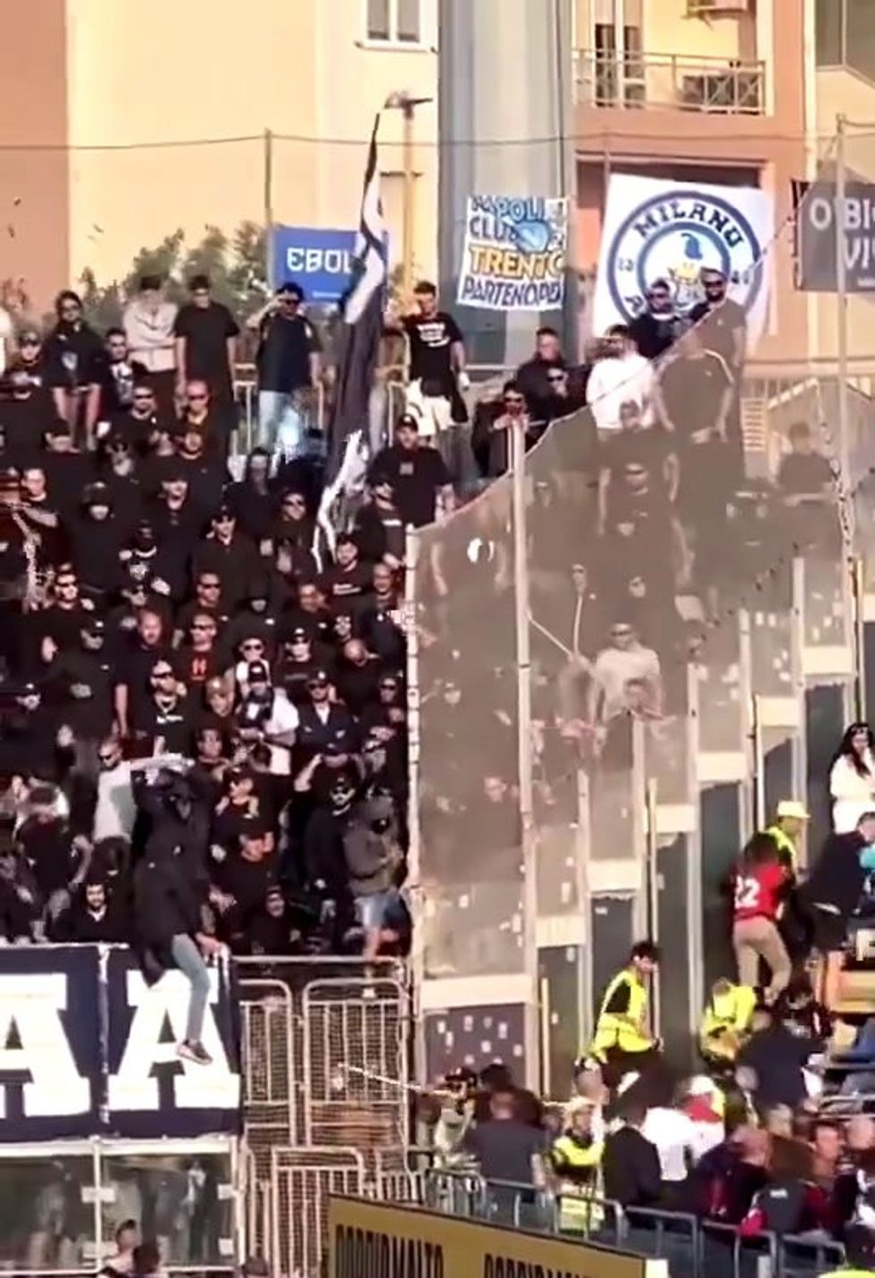 https://www.panorama.it/media-library/cagliari-napoli-scontri-ultras-incidenti-tifosi.jpg?id=53630253&width=980