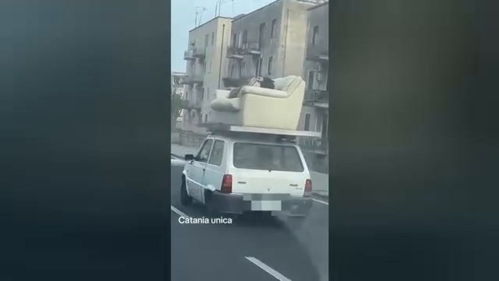 Catania, sdraiato su un divano sopra il tetto della Panda I video