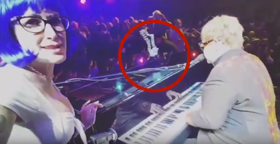 elton john suona il pianoforte