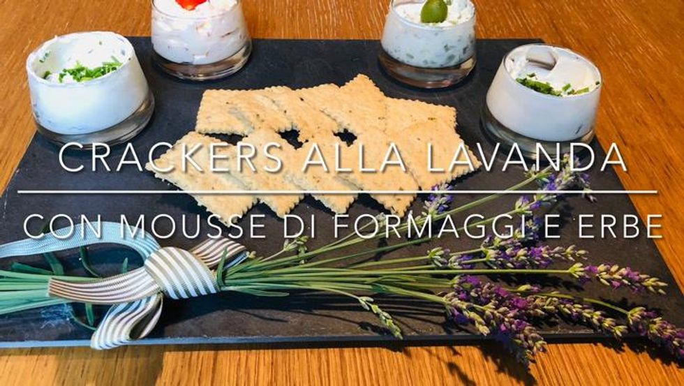 Cuciniamo insieme: crackers alla lavanda con mousse di formaggio