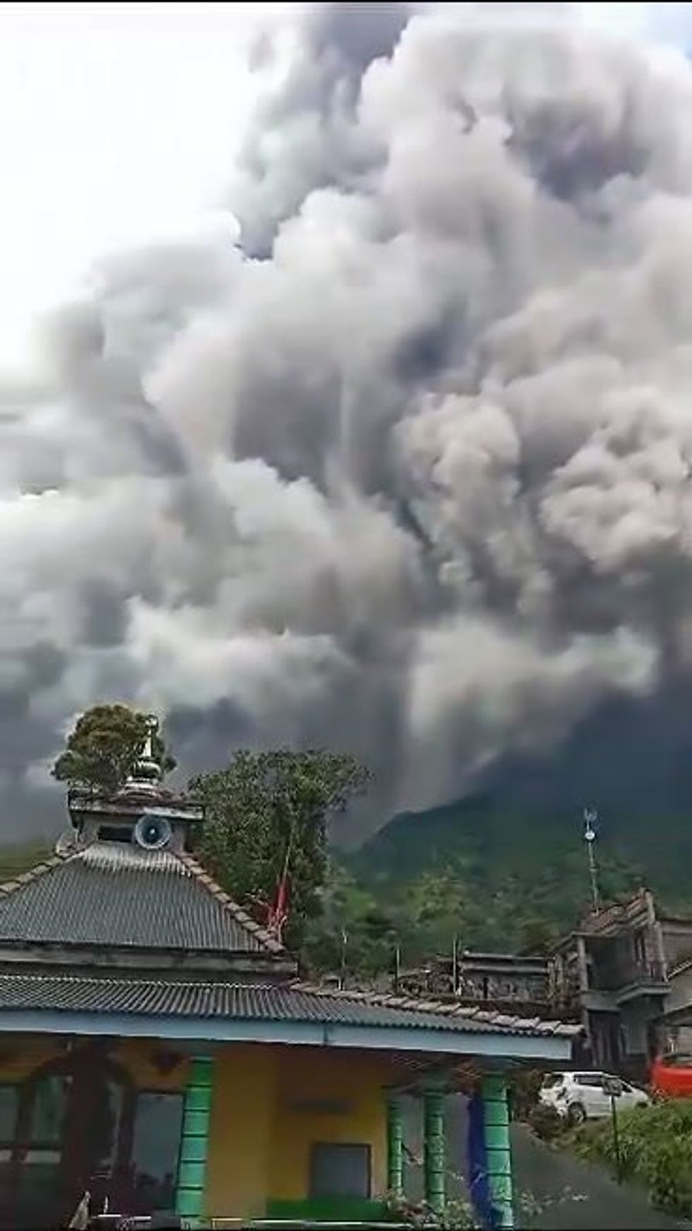 Indonesia, nuova spettacolare eruzione del vulcano sul monte Merapi I video
