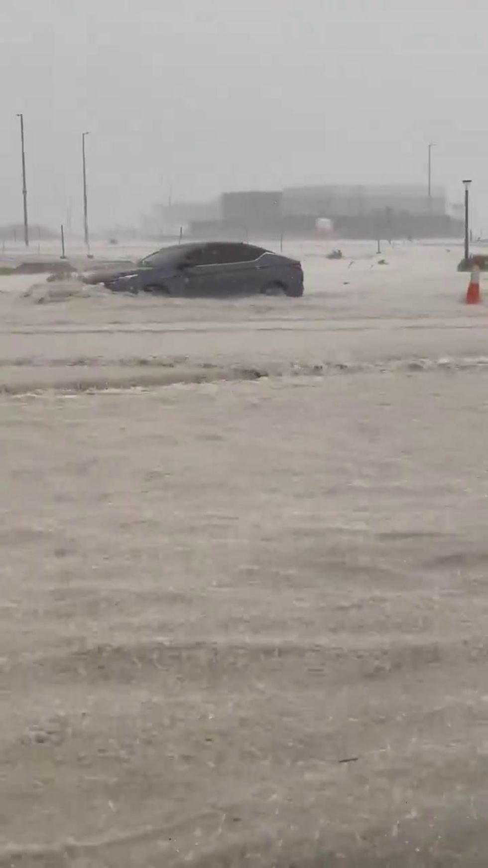Abu Dhabi, strade allagate dalle forti piogge | video