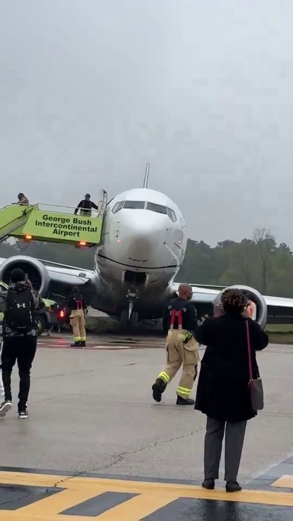 Incidente all'aeroporto di Houston: Boeing 737 Max della United Airlines esce di pista | video