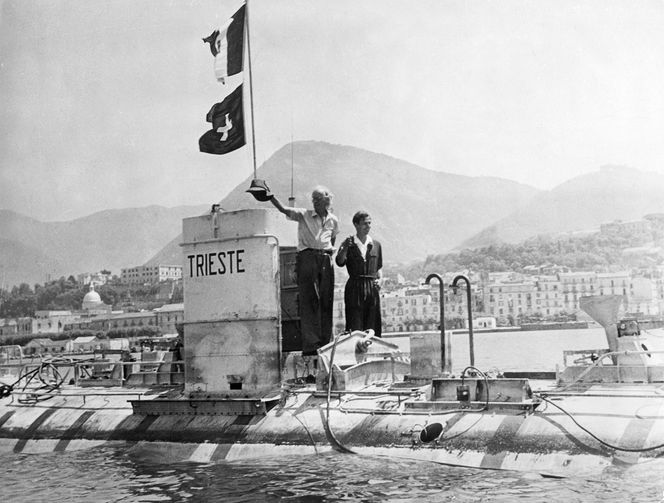 Em 1960, o batiscafo Trieste de Auguste e Jacques Picard bat
