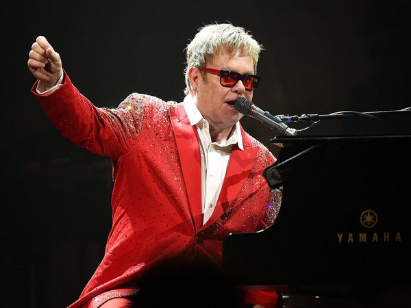 elton john suona il pianoforte