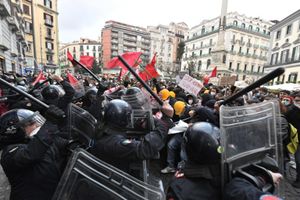 polizia carica studenti