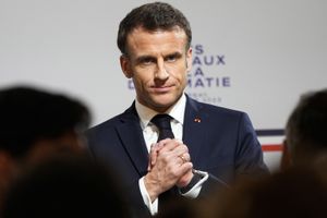 Macron, la fiducia sulla riforma delle pensioni è legge