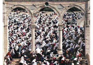 Scontri tra palestinesi e polizia Moschea al Aqsa