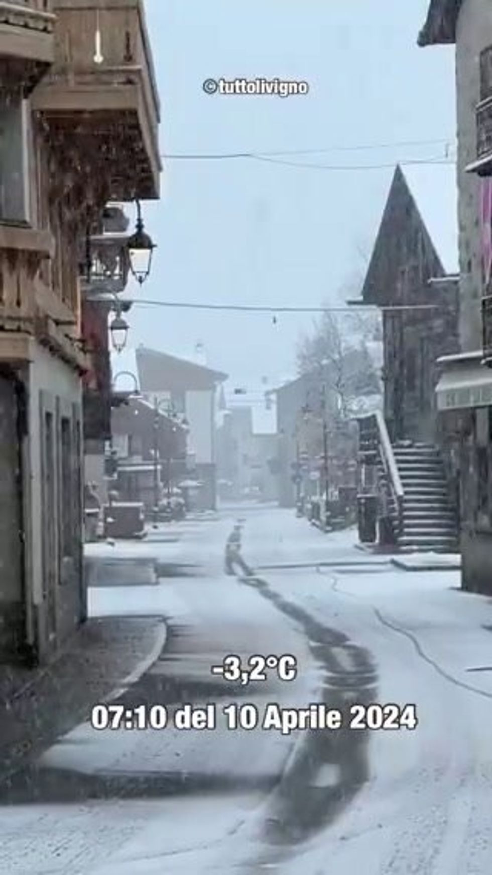 Nevica a Livigno, il paese si tinge di bianco | video
