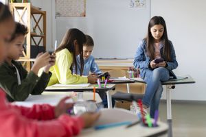 studenti classe smartphone scuola