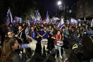 Proteste a Tel Aviv per il licenziamento di Yoav Gallant 