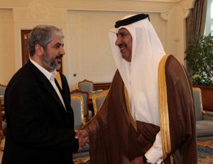 Una foto di repertorio  del 2010 mostra Khaled Mashaal , mentre incontra l'allora ministro degli Esteri del Qatar, Sheikh Hamad bin Jasem Bin Jaber Al Thani ( Ansa) 