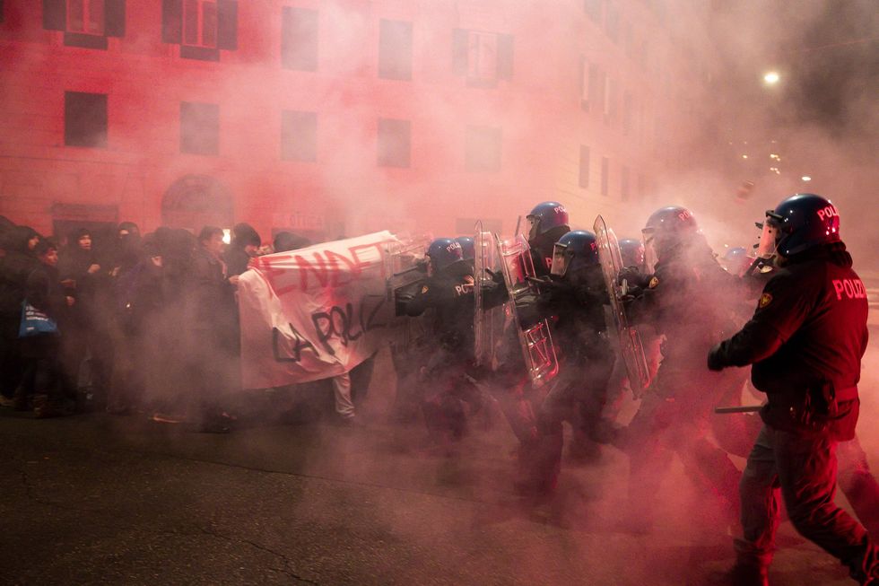 Due morti due pesi: quando la politica sceglie chi ricordare