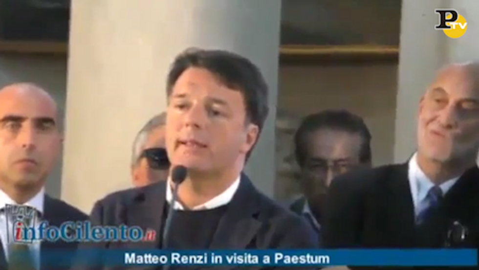 Renzi, il comizio nella chiesa di Paestum - Video