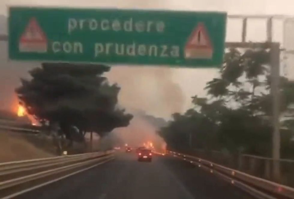 Incendi lungo la autostrada a Palermo | video