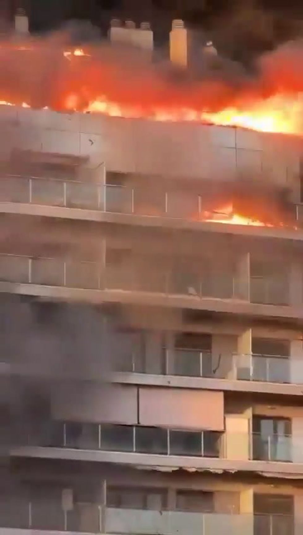 Incendio in un palazzo di Valencia | video