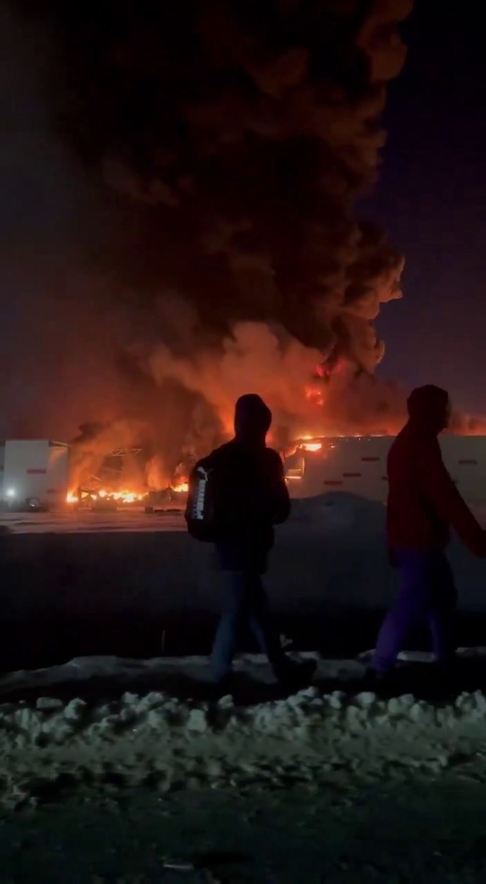 Incendio in un grande magazzino di San Pietroburgo | video