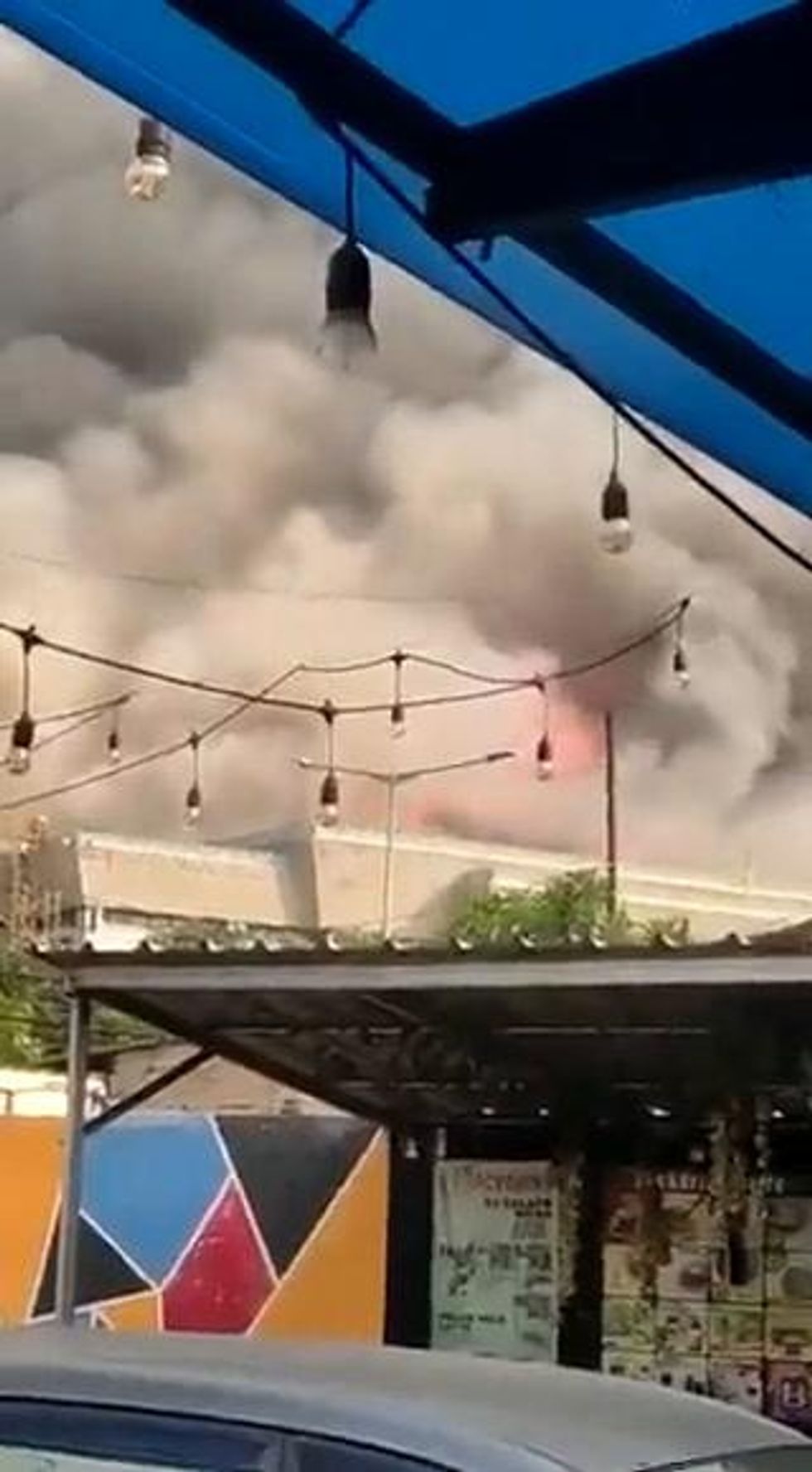 Jakarta, crolla la moschea dopo un incendio I video