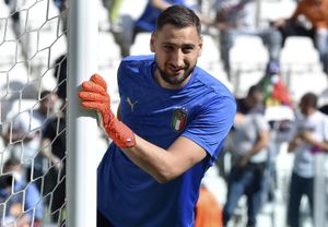 donnarumma fischi papere applausi contestazione contratto