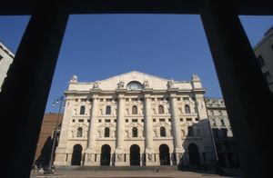 Il palazzo della Borsa in Piazza Affari a Milano