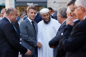  Emmanuel Macron con l'imam di Parigi Khaled Larbi 