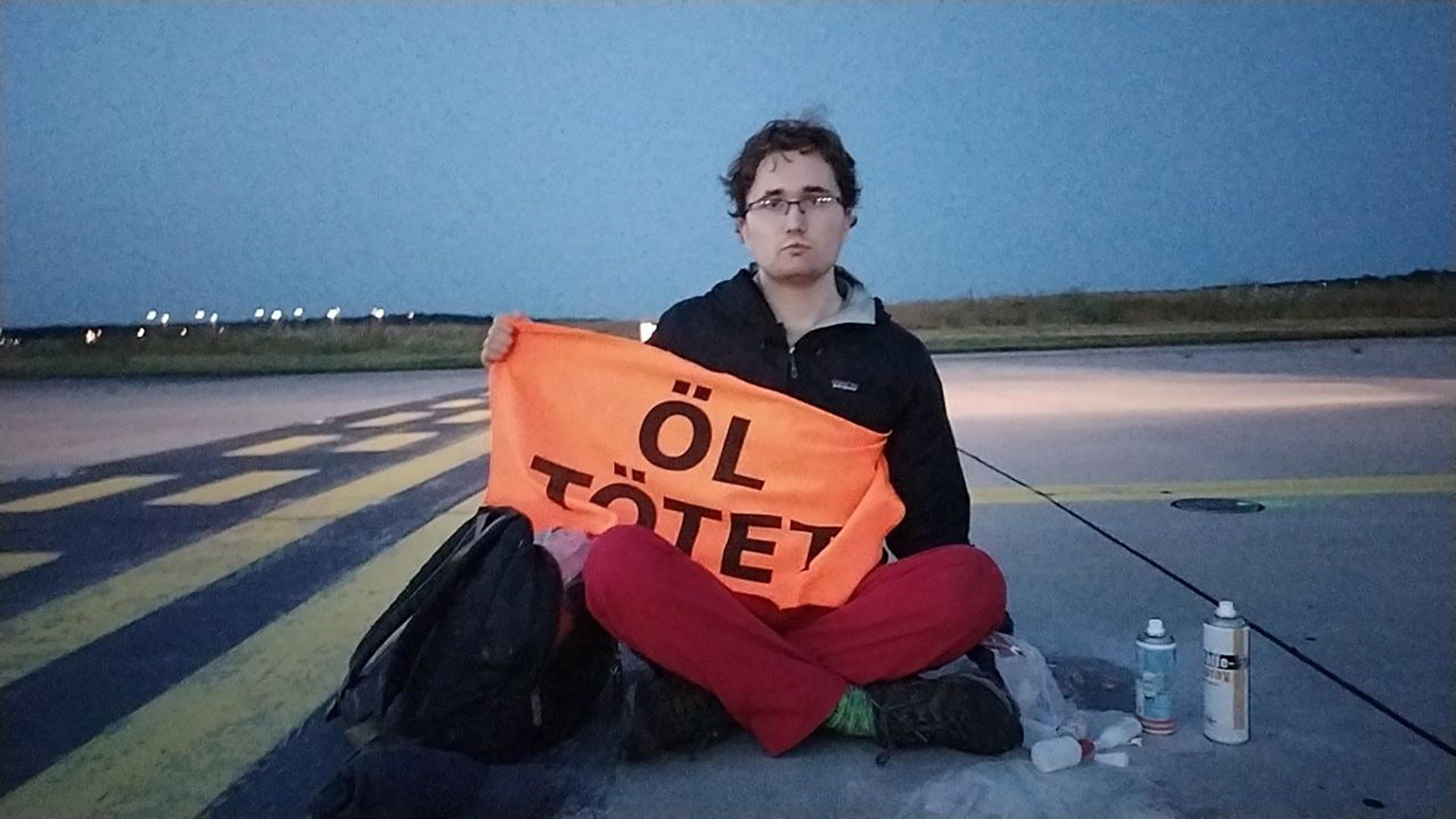 ultima generazione ambientalisti protesta aeroporto francoforte