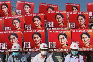 ​manifesti che chiedono la liberazione del premio Nobel per la pace Aung San Suu Kyi