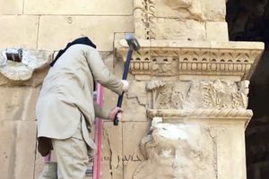 Miliziano Isis distrugge un arco Romano a Palmira, città siriana che ha fornito al jihad innumerevoli reperti.