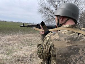 veterano ucraino al fronte a Pisky. 