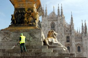 ​Pulizia monumento imbrattato a Milano