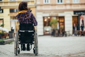 ​ragazza disabile carrozzella