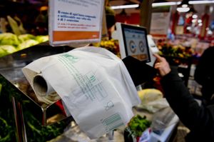 Sacchetti biodegradabili in un supermercato