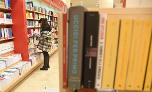 Una donna sfoglia un libro in libreria