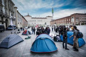 ​Studenti dormono in tenda