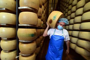 un magazzino di Parmigiano reggiano