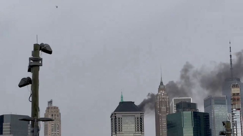 Manhattan: incendio sul tetto di un palazzo| video