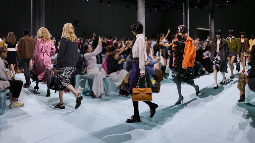 https://www.panorama.it/media-library/milano-fashion-week-prada-primavera-estate-2025.jpg?id=53650987&width=980