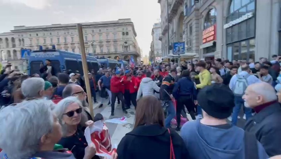 Milano, scontri durante il corteo del 25 aprile | video