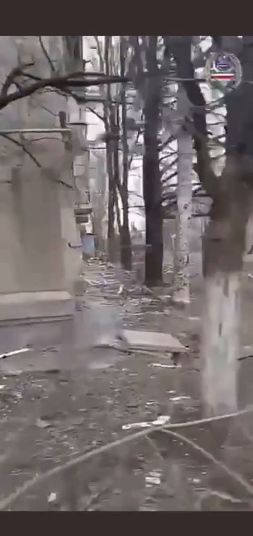 Ucraina, militare ucraino a passeggio per Bakhmut dimostra che non è ancora territorio di Mosca | video