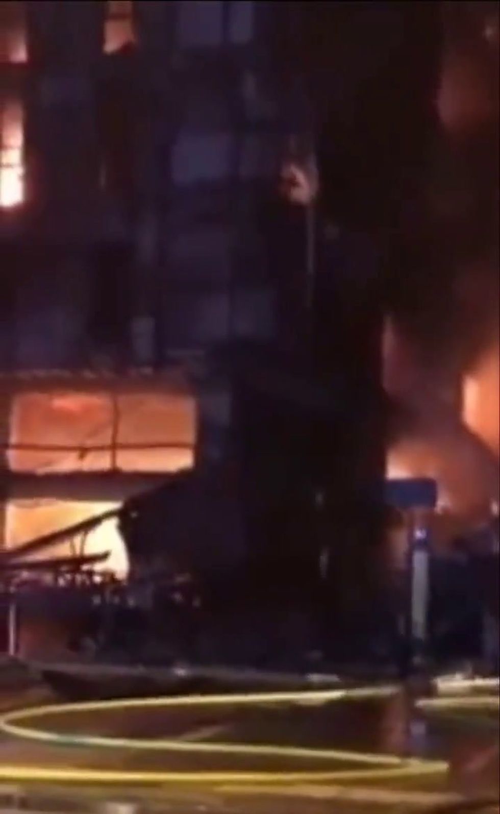 Turchia: palazzo di 10 piani distrutto da un incendio causato da un fulmine