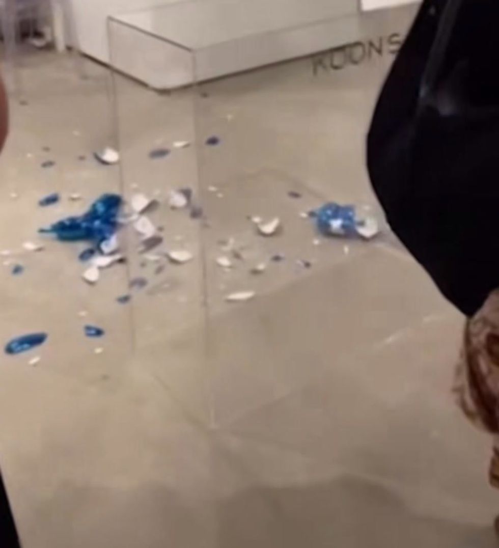 Opera Jeff Koons distrutta da una visitatrice a Miami: la scultura valeva 40mila euro | video