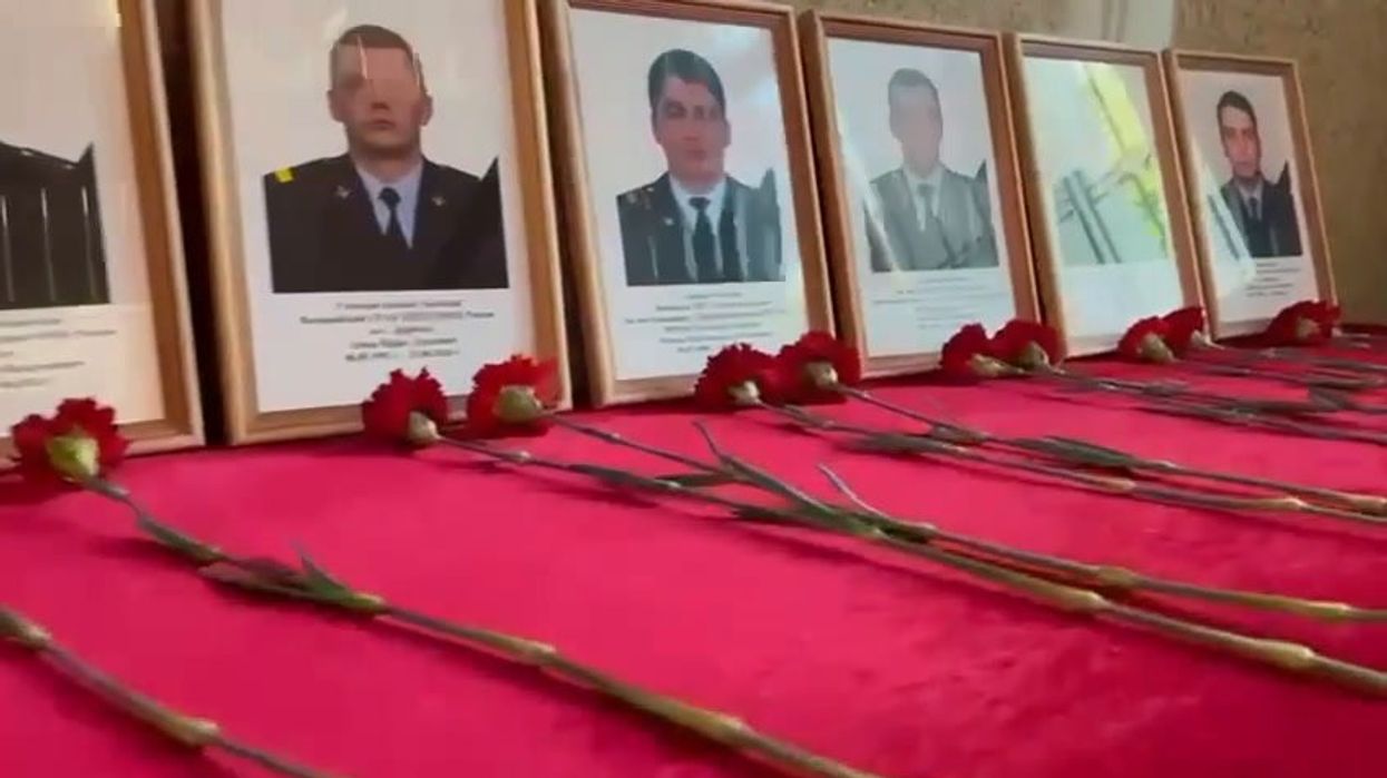 La commemorazione dei 15 agenti di Polizia uccisi in Daghestan | video