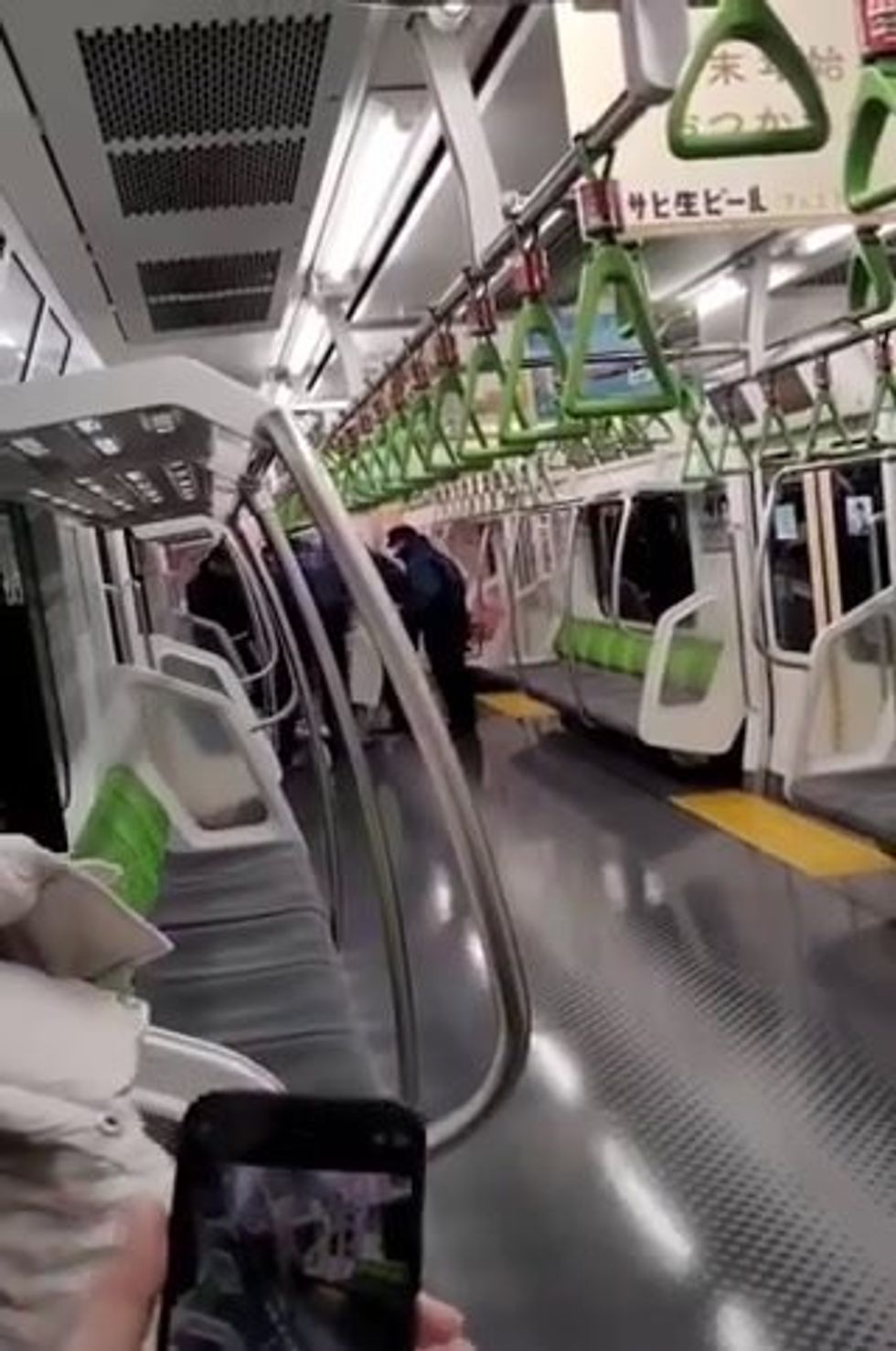 Giappone: quattro accoltellati in metro a Tokyo | video