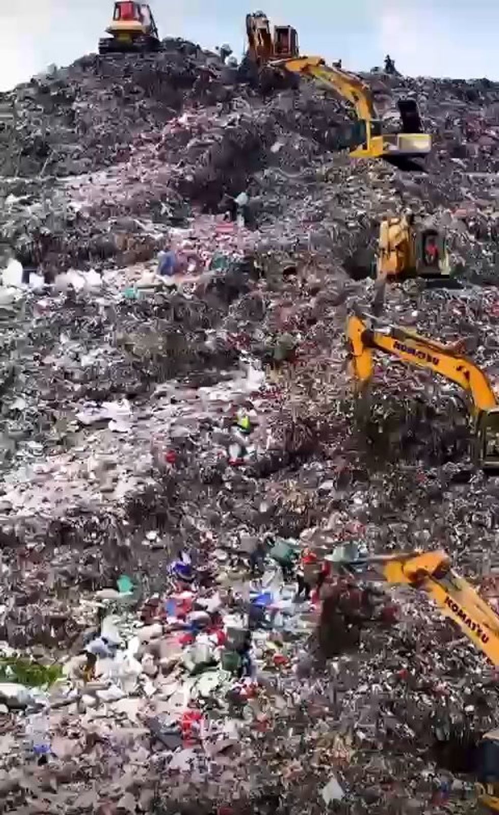 Indonesia, Giacarta: ecco la montagna di spazzatura e rifiuti | video